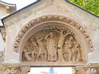 Lyon, Abbaye d'Ainay, Cloitre, Tympan de l'entree du cloitre (1)
